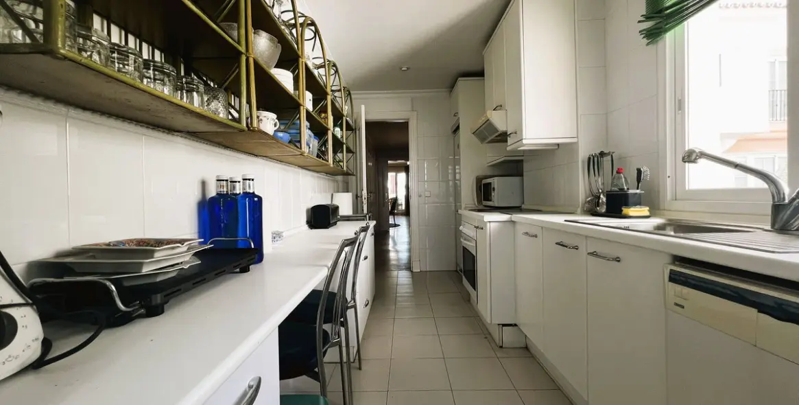 Venta de apartamento en planta media en Puerto Banús 34