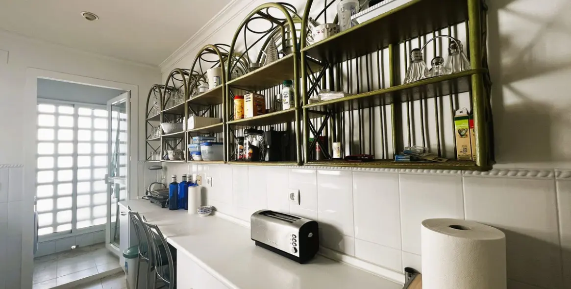 Venta de apartamento en planta media en Puerto Banús 36