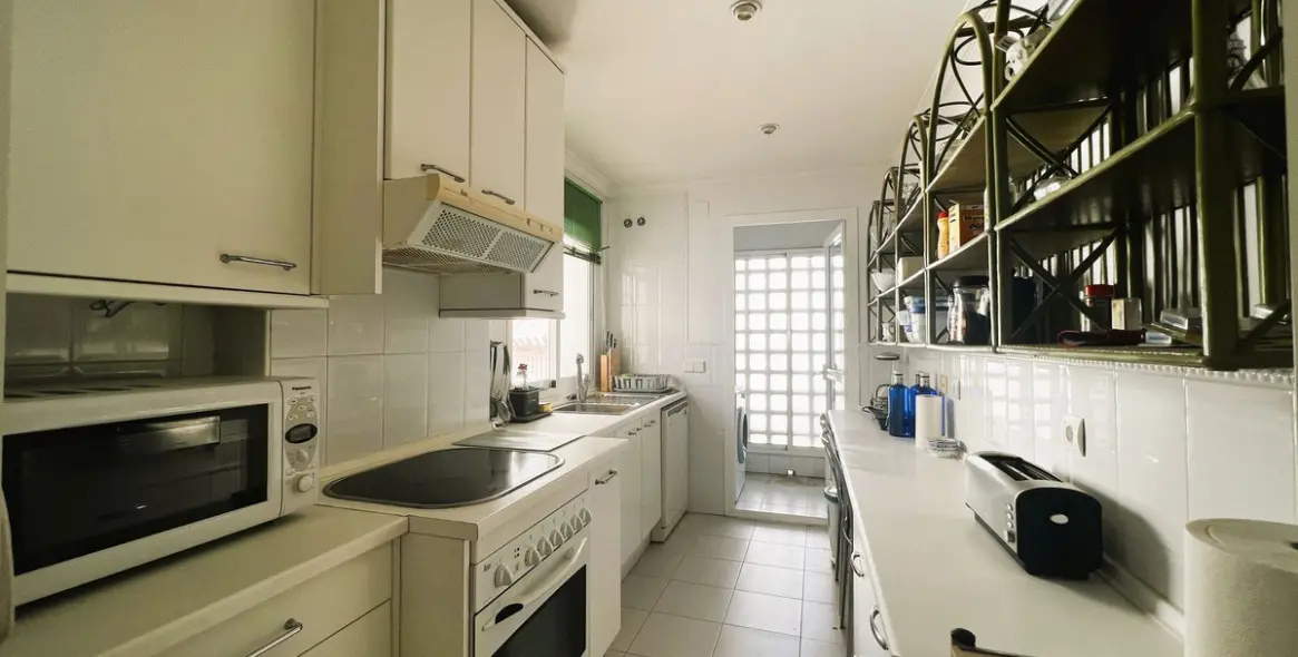 Venta de apartamento en planta media en Puerto Banús 37