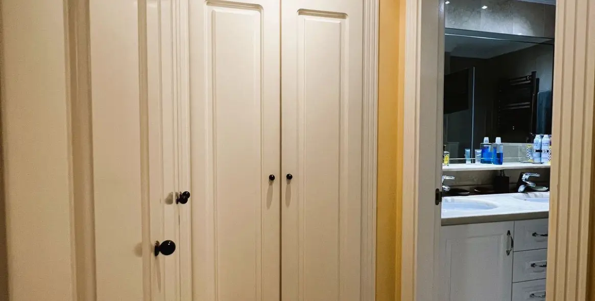 Venta de apartamento en planta media en Puerto Banús 39