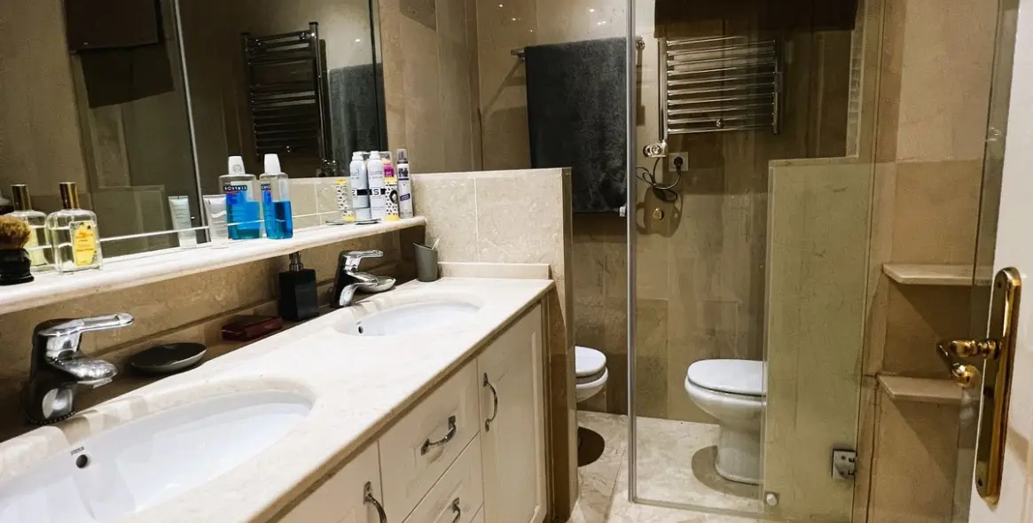 Venta de apartamento en planta media en Puerto Banús 40