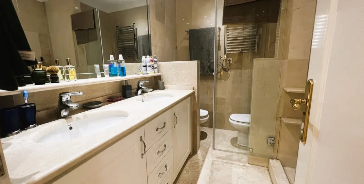 Venta de apartamento en planta media en Puerto Banús 41