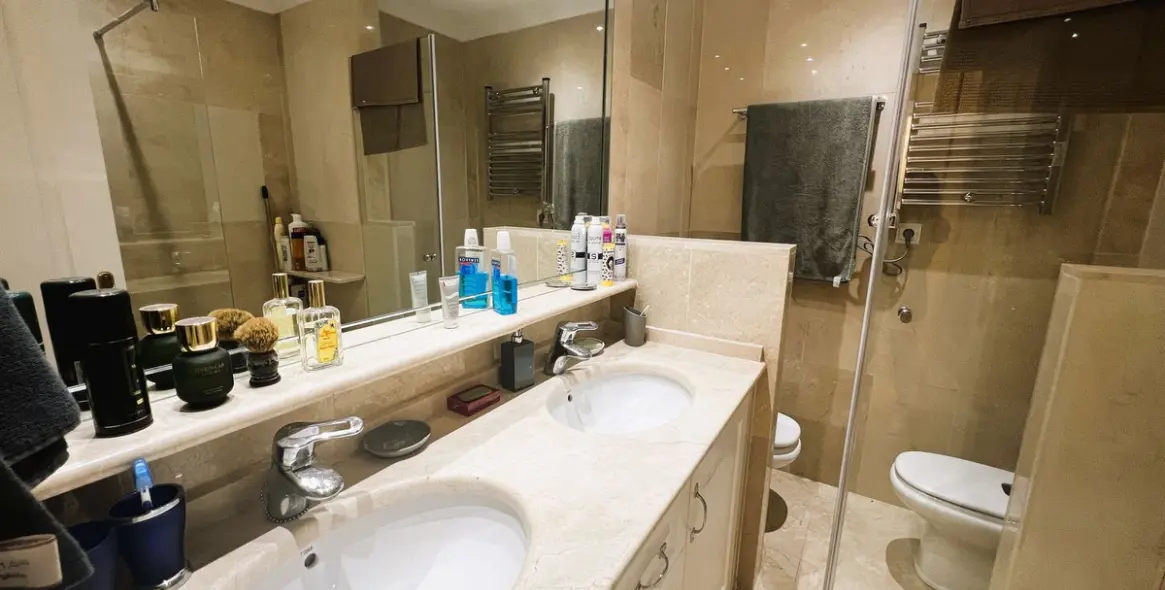 Venta de apartamento en planta media en Puerto Banús 42