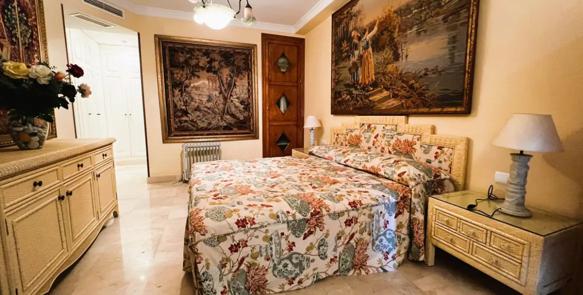 Venta de apartamento en planta media en Puerto Banús 43