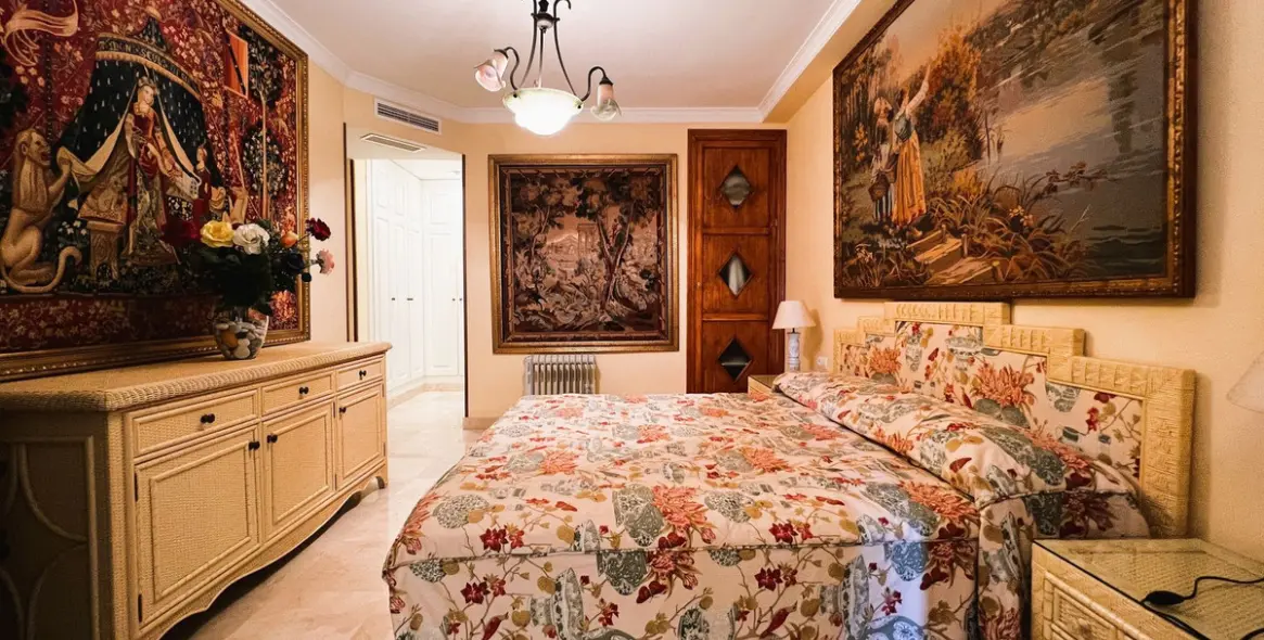 Venta de apartamento en planta media en Puerto Banús 44