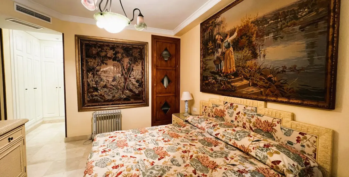 Venta de apartamento en planta media en Puerto Banús 45