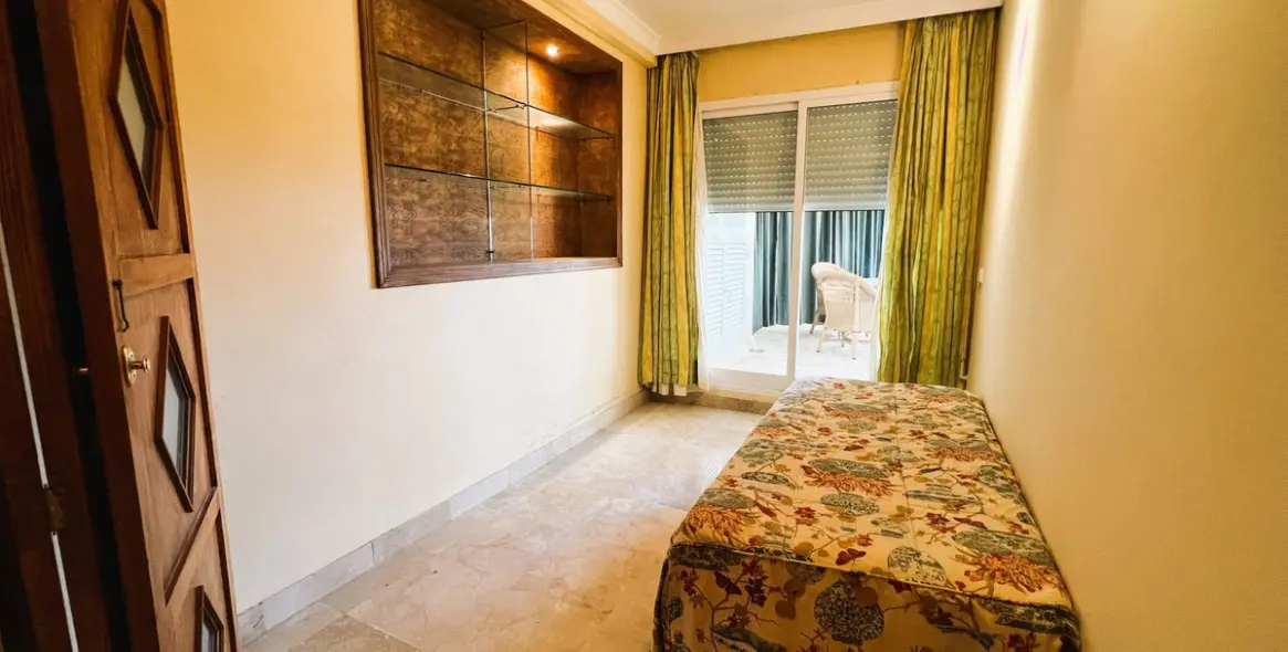 Venta de apartamento en planta media en Puerto Banús 46