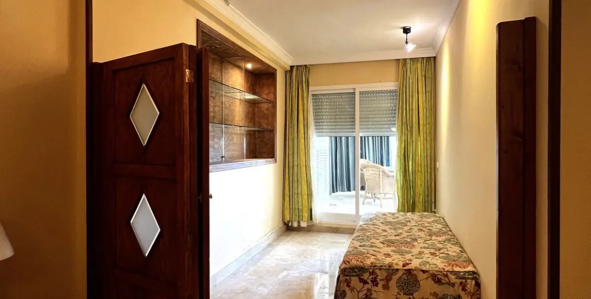 Venta de apartamento en planta media en Puerto Banús 47