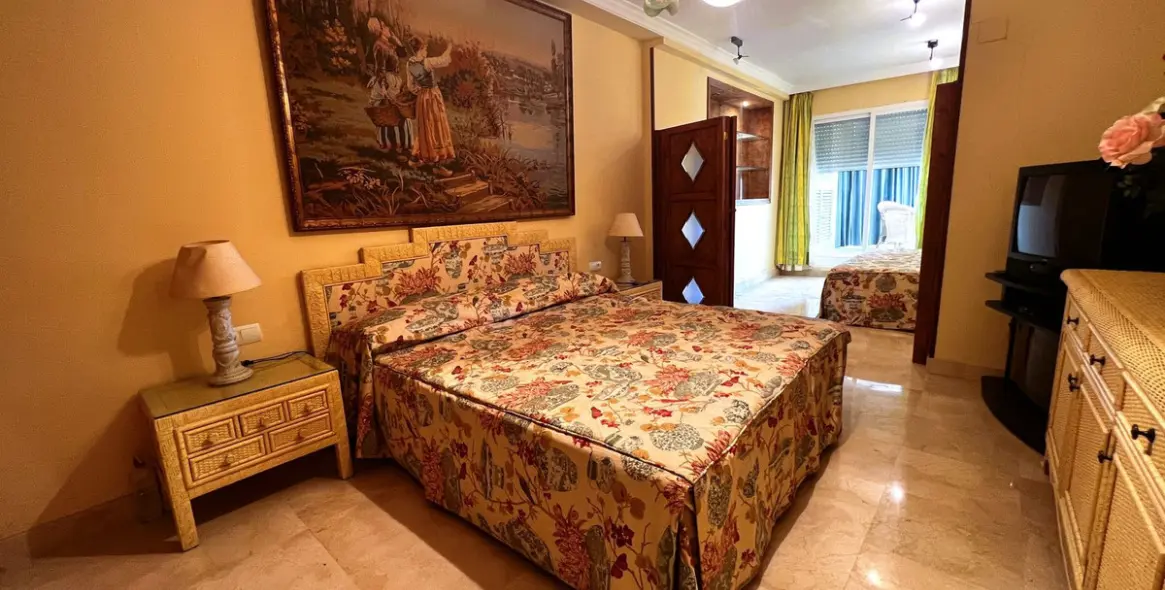 Venta de apartamento en planta media en Puerto Banús 48