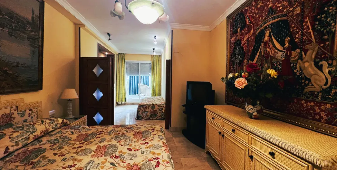 Venta de apartamento en planta media en Puerto Banús 49