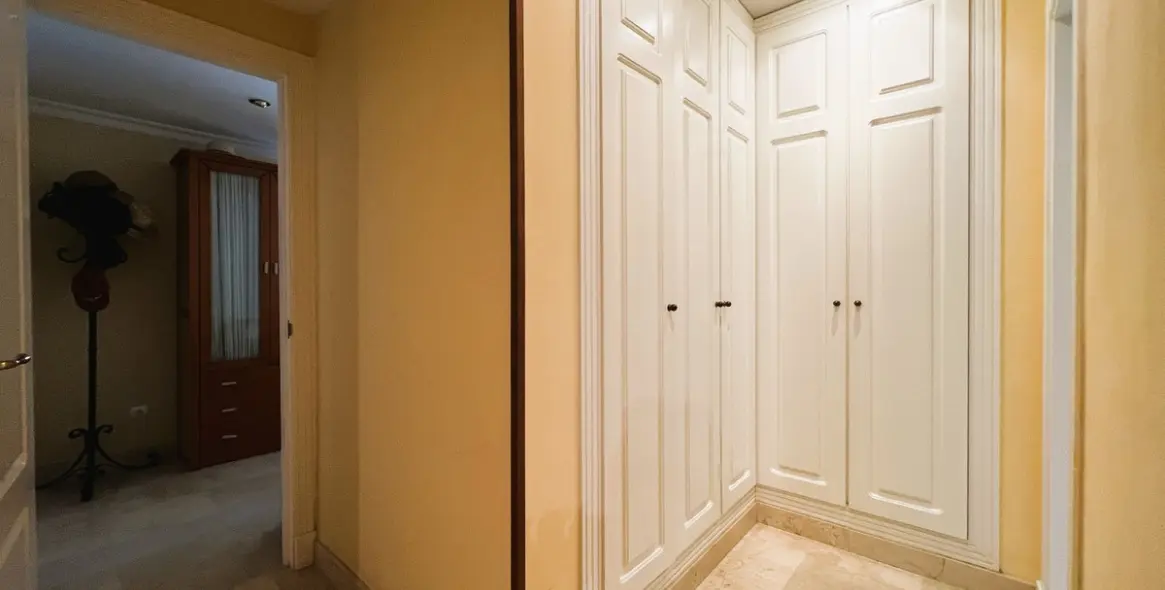 Venta de apartamento en planta media en Puerto Banús 50