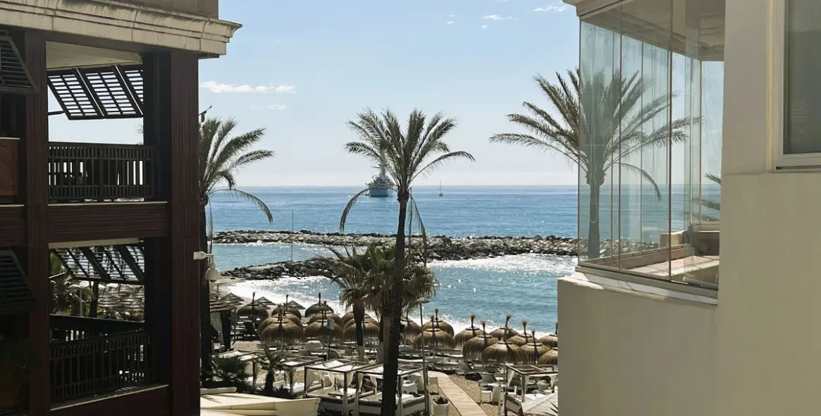 Venta de apartamento en planta media en Puerto Banús 51