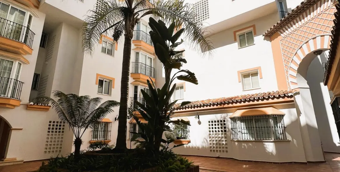 Venta de apartamento en planta media en Puerto Banús 52