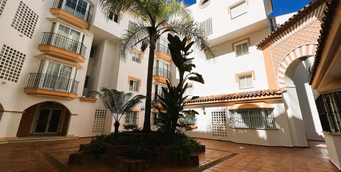 Venta de apartamento en planta media en Puerto Banús 53