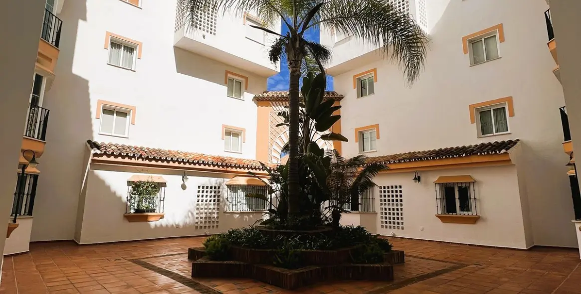 Venta de apartamento en planta media en Puerto Banús 54