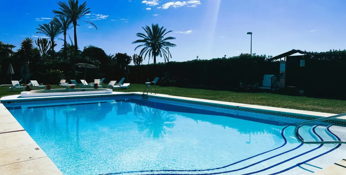 Venta de apartamento en planta media en Puerto Banús 55