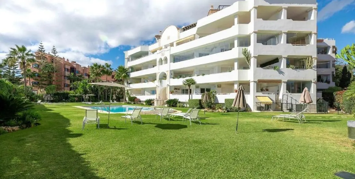 Venta de apartamento en planta media en Puerto Banús 56