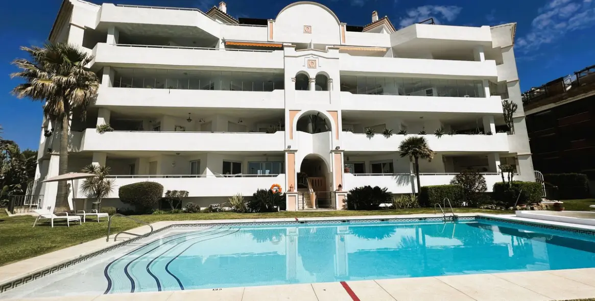 Venta de apartamento en planta media en Puerto Banús 57
