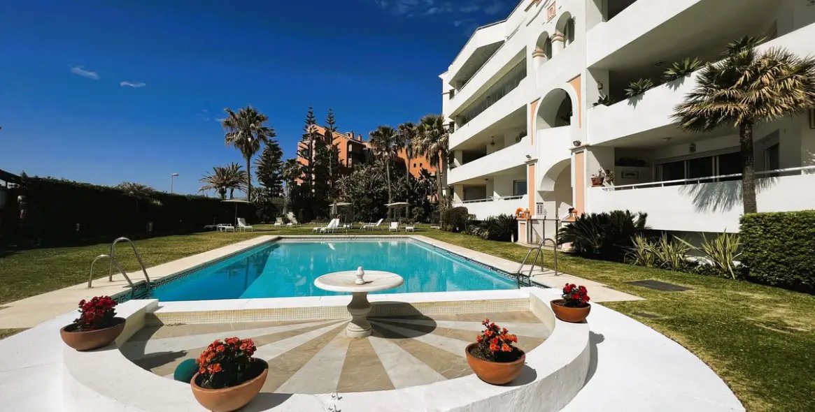 Venta de apartamento en planta media en Puerto Banús 58