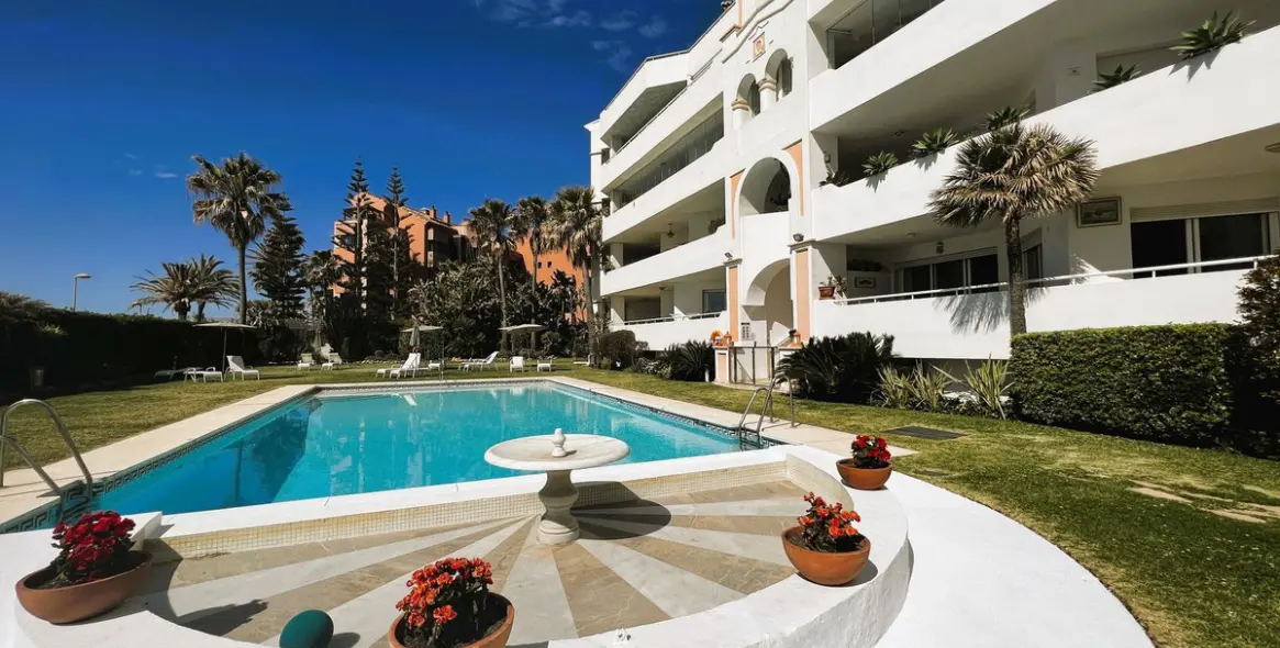 Venta de apartamento en planta media en Puerto Banús 59