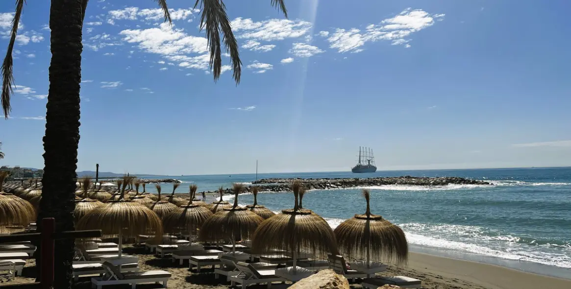 Venta de apartamento en planta media en Puerto Banús 62