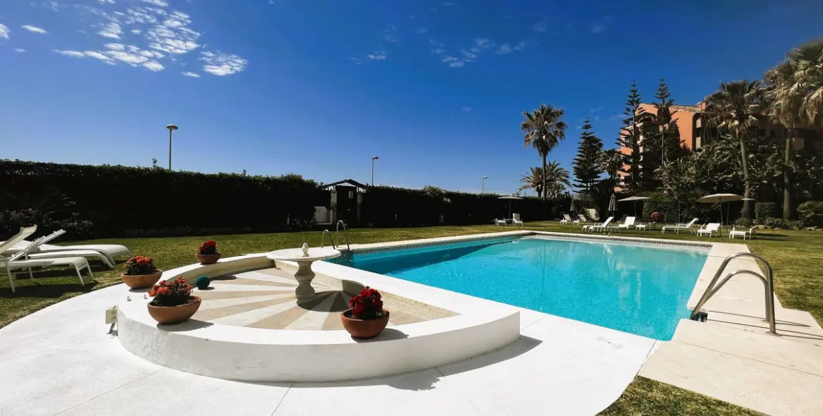 Venta de apartamento en planta media en Puerto Banús 63