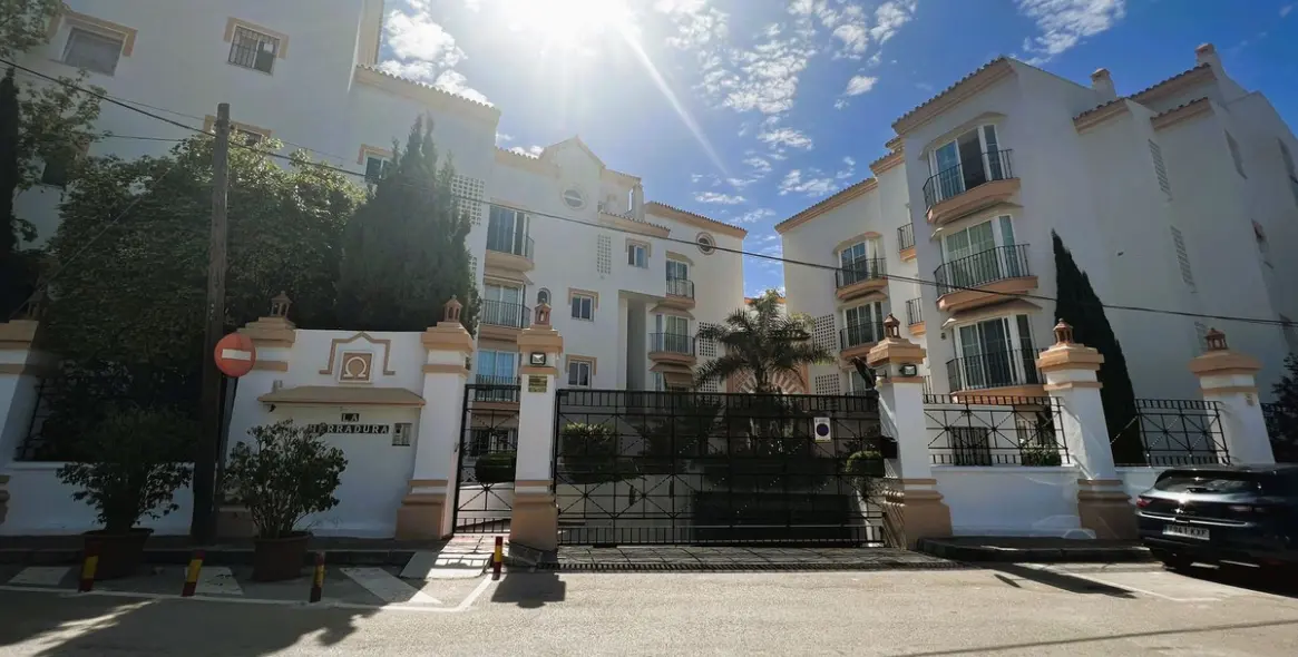Venta de apartamento en planta media en Puerto Banús 64