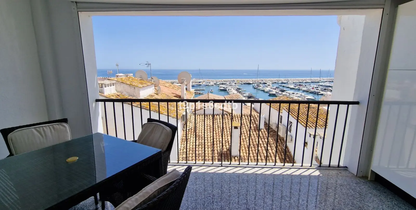 Long-term rent of middle floor apartment in Puerto Banús 34