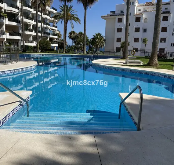 Sale of middle floor apartment in Calahonda