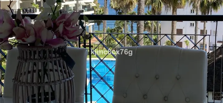 Sale of middle floor apartment in Calahonda 2