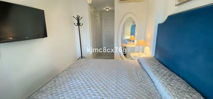 Sale of middle floor apartment in Calahonda 4