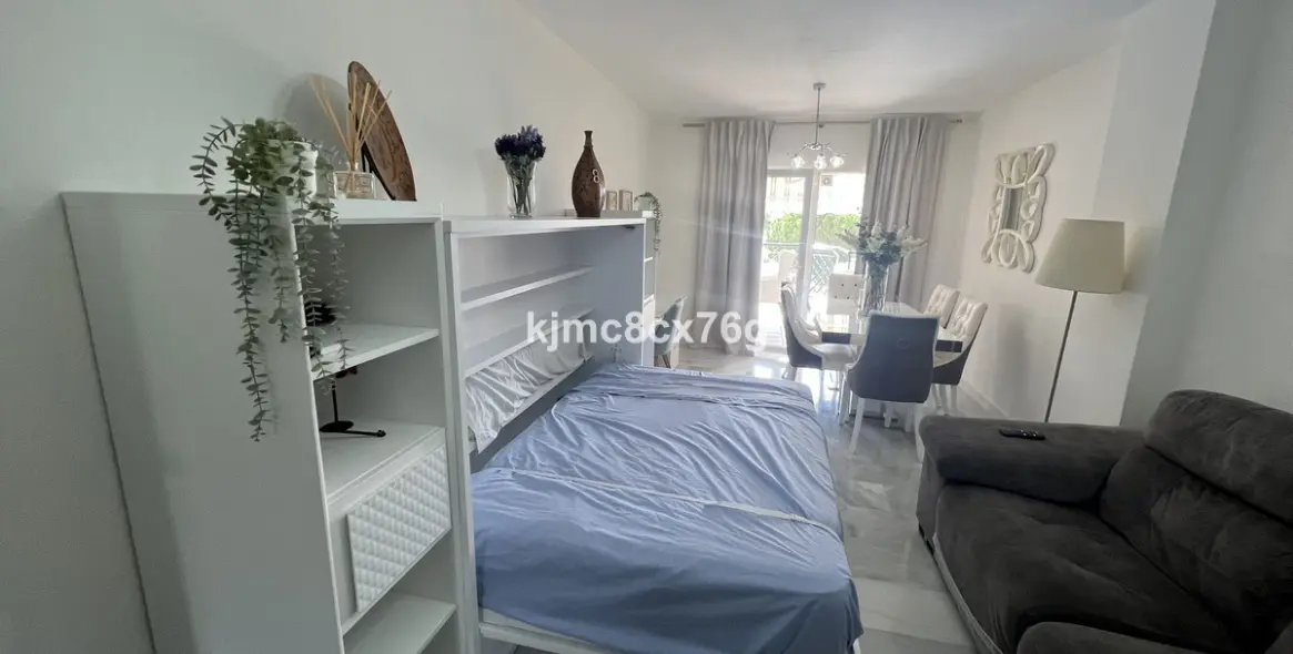 Venta de apartamento en planta media en Calahonda 22