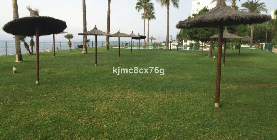 Venta de apartamento en planta media en Calahonda 26