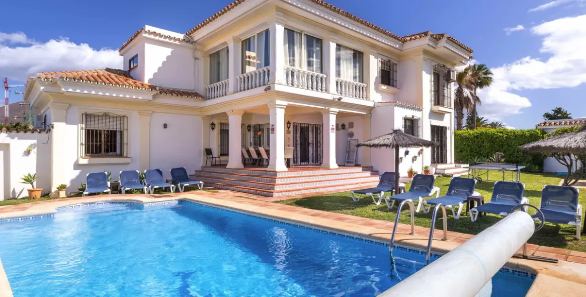 Sale of detached villa in Estepona 1