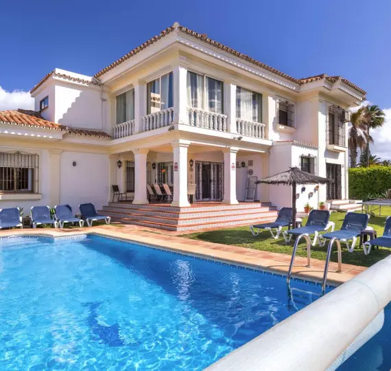Sale of detached villa in Estepona