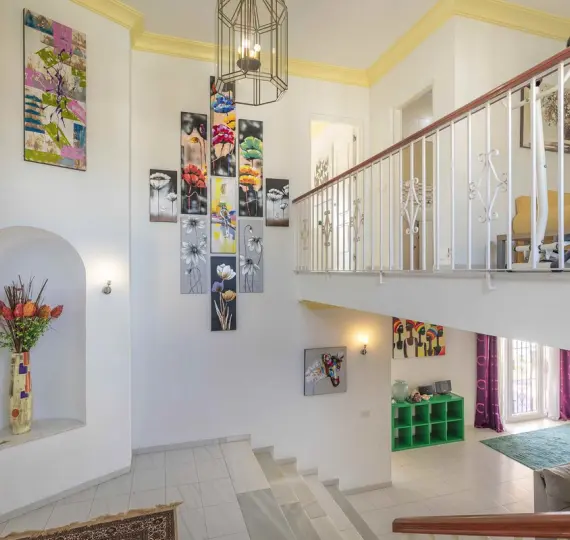 Sale of detached villa in Estepona