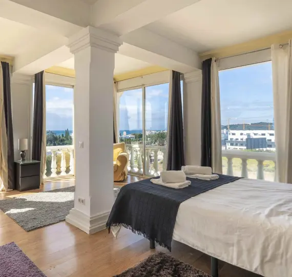 Sale of detached villa in Estepona