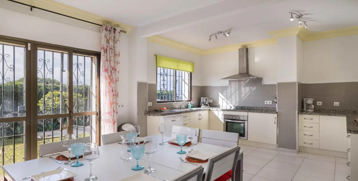 Sale of detached villa in Estepona 8