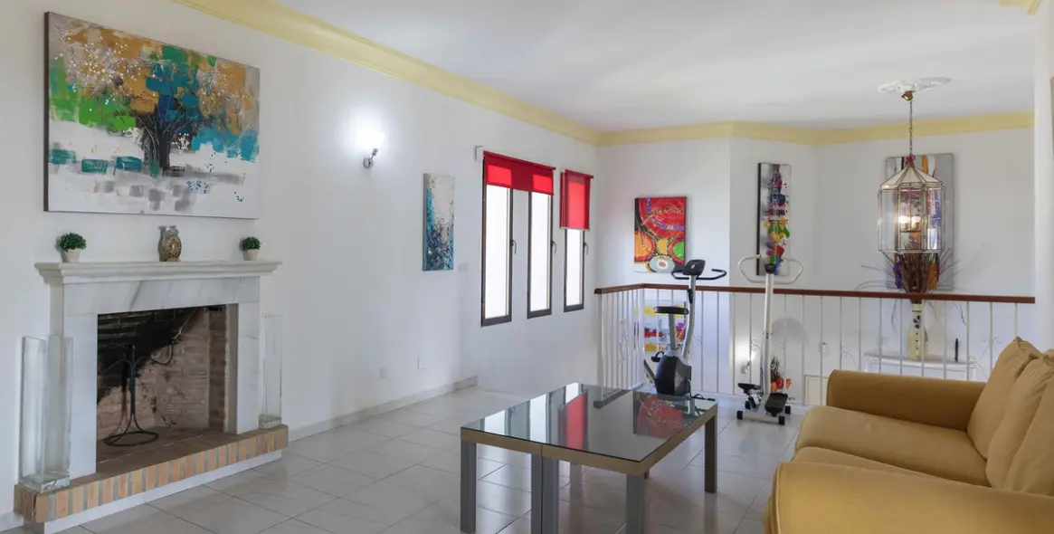 Sale of detached villa in Estepona 12