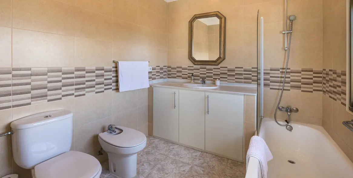 Sale of detached villa in Estepona 16