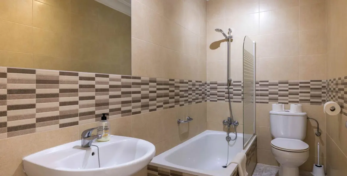 Sale of detached villa in Estepona 18