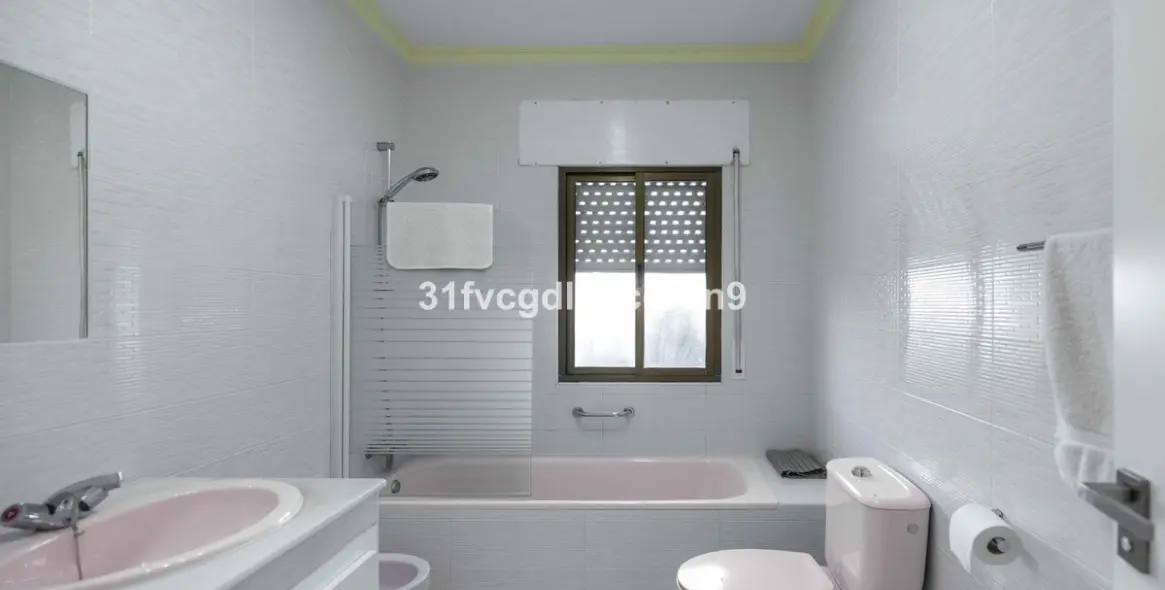 Sale of detached villa in Estepona 25