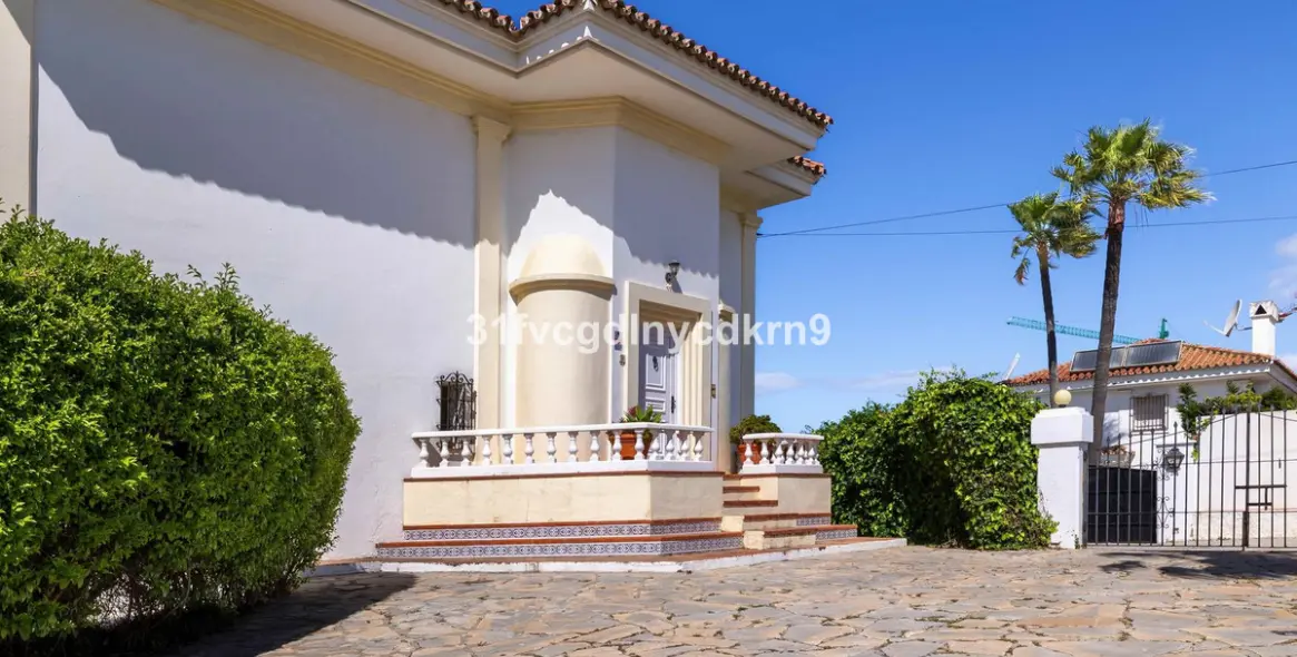 Sale of detached villa in Estepona 31