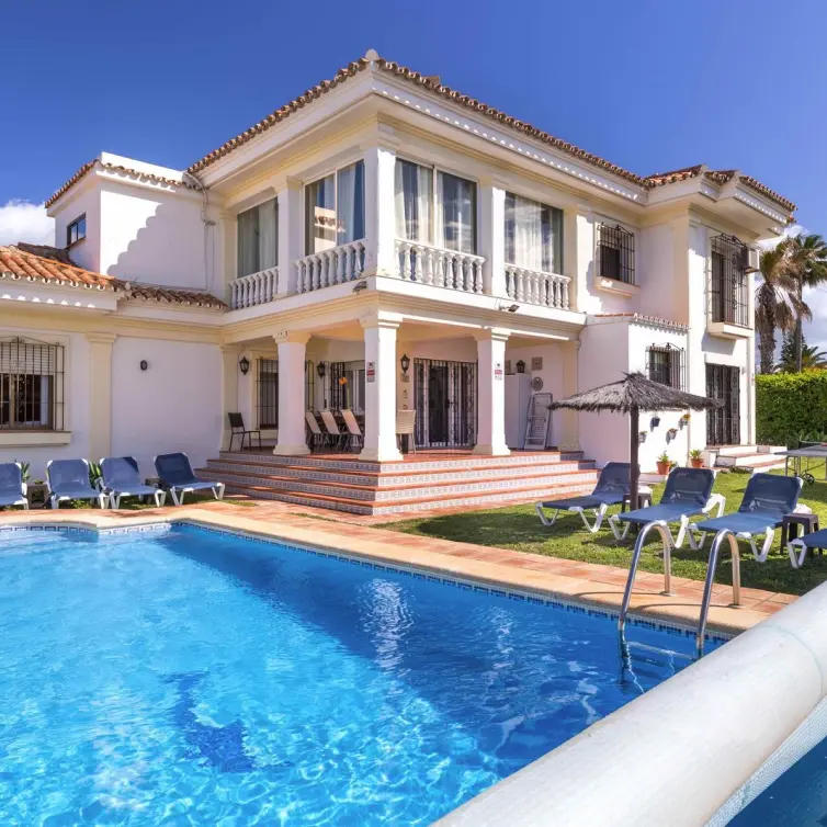 Venta de villa independiente en Estepona