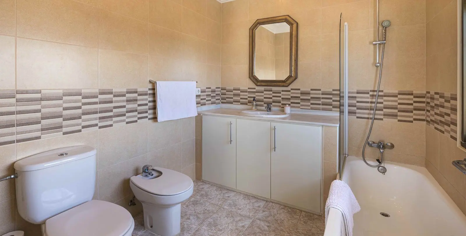 Sale of detached villa in Estepona 18