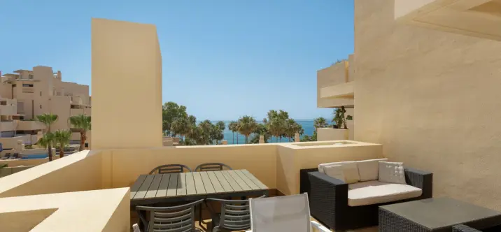 Продажа двухуровневого пентхауса в Estepona 1