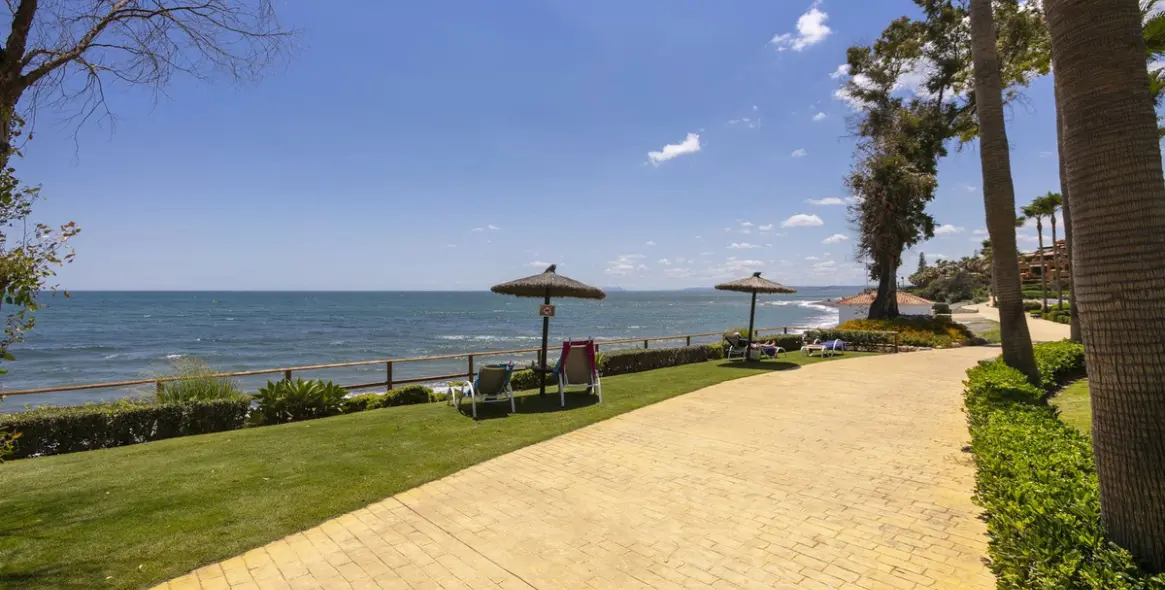 Sale of penthouse duplex in Estepona 30