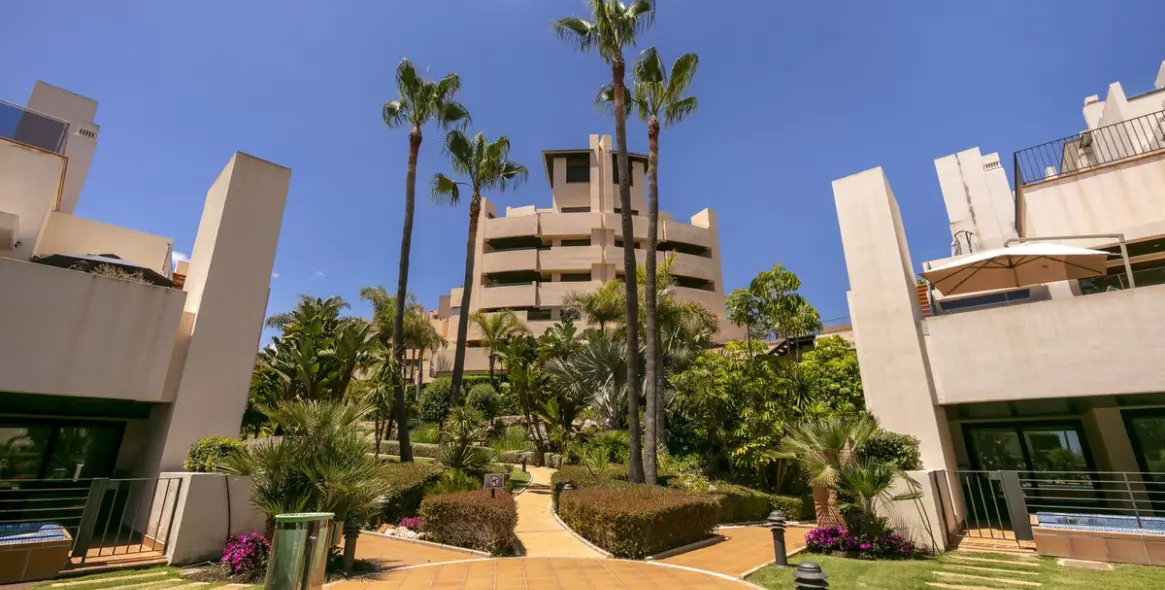 Sale of penthouse duplex in Estepona 37