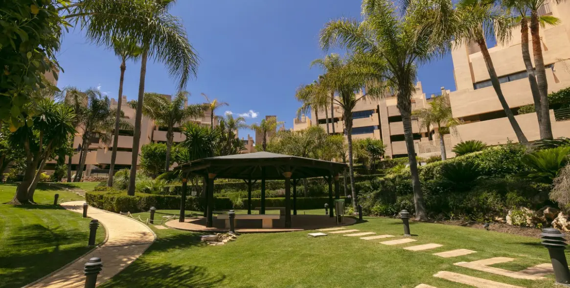 Sale of penthouse duplex in Estepona 38