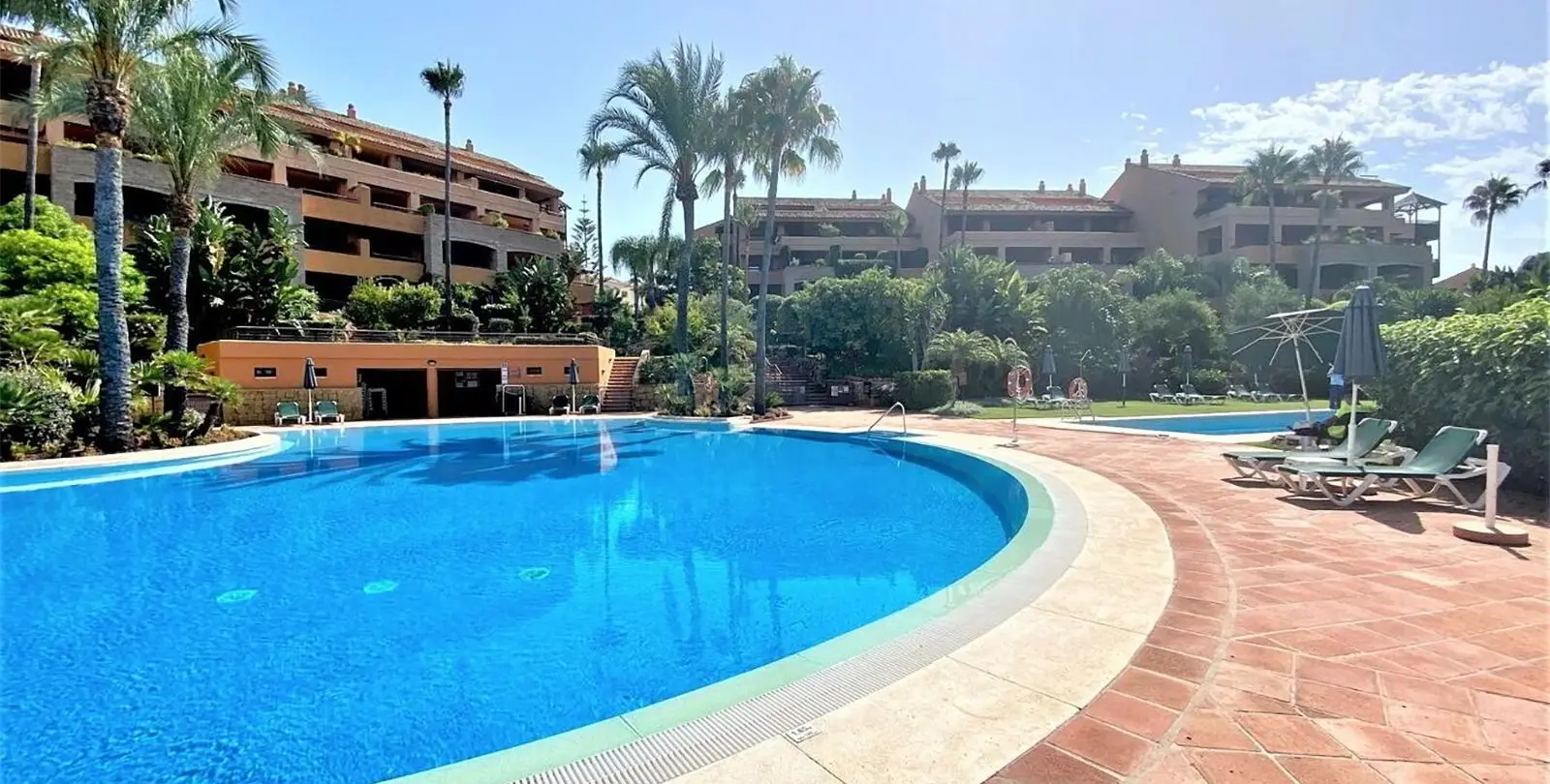 Venta de apartamento en planta baja en Bahía de Marbella 1